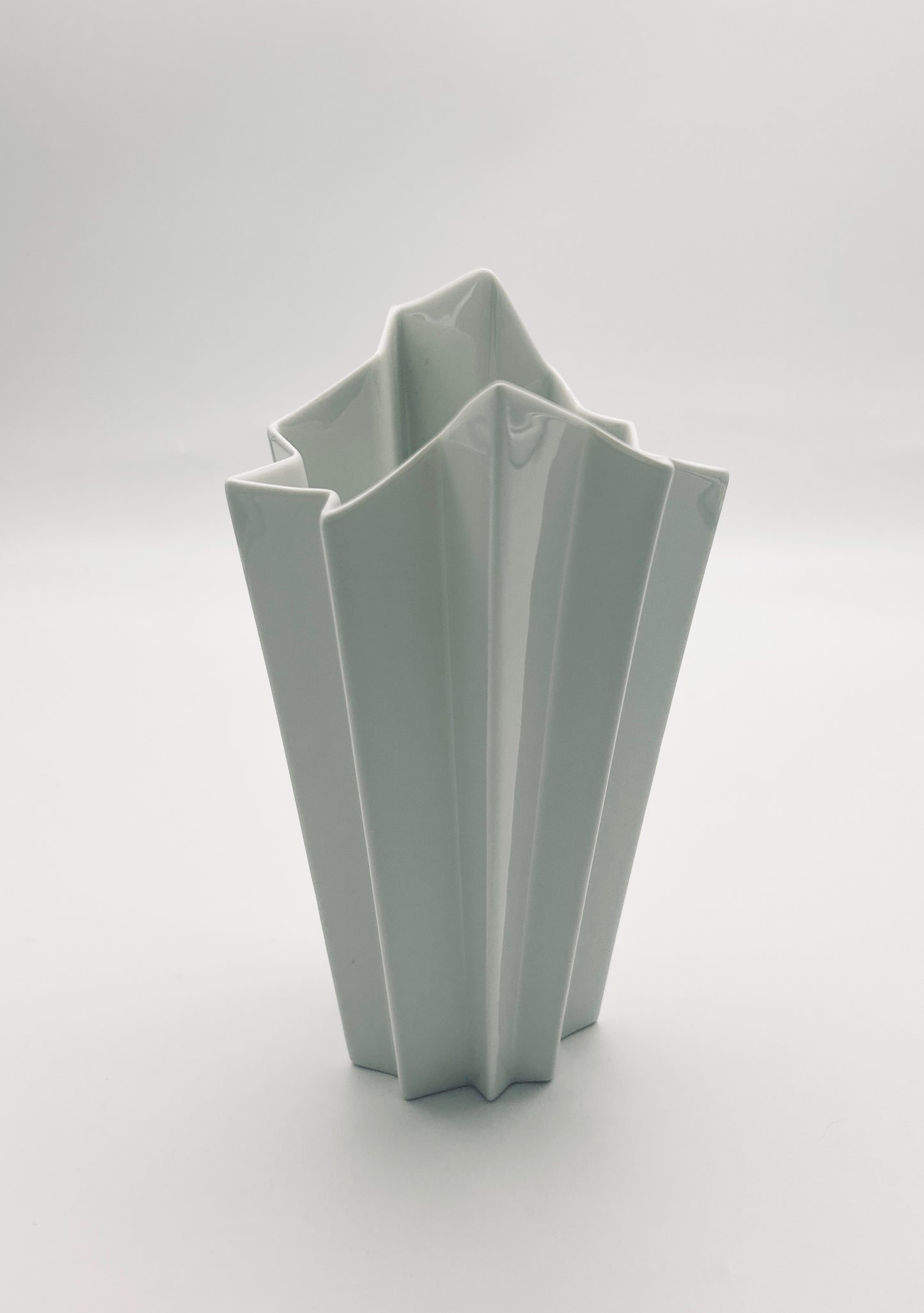 Vase blanc plissé Memphis, Hutshenreuther, 80s