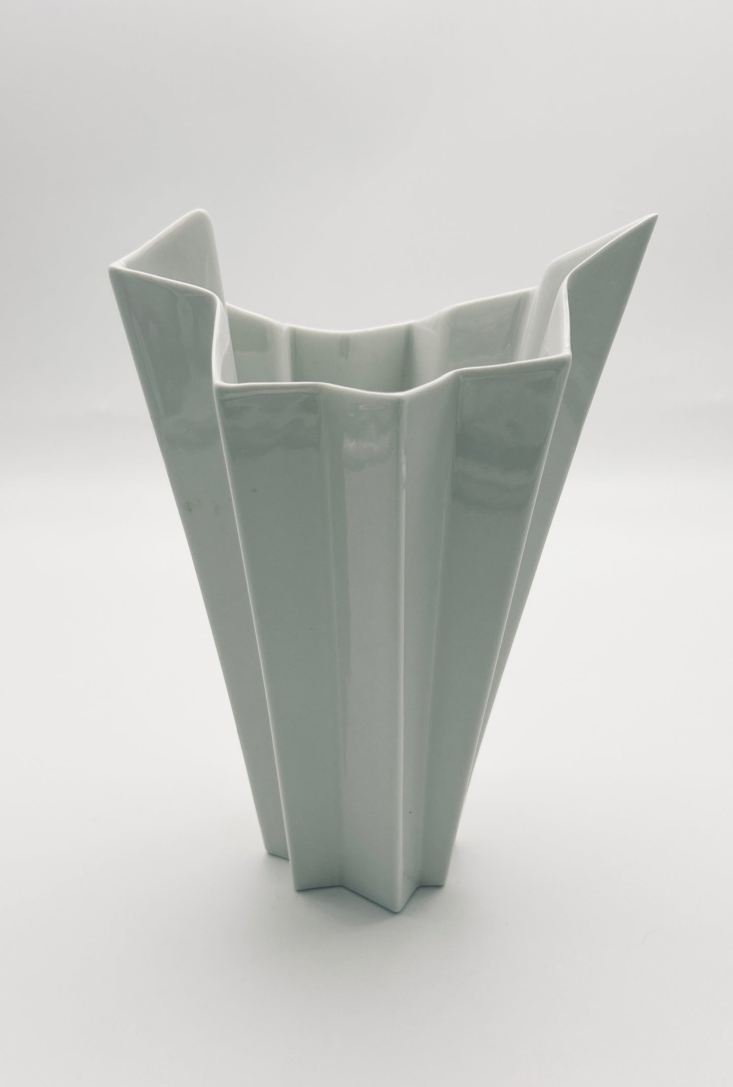 Vase blanc plissé Memphis, Hutshenreuther, 80s