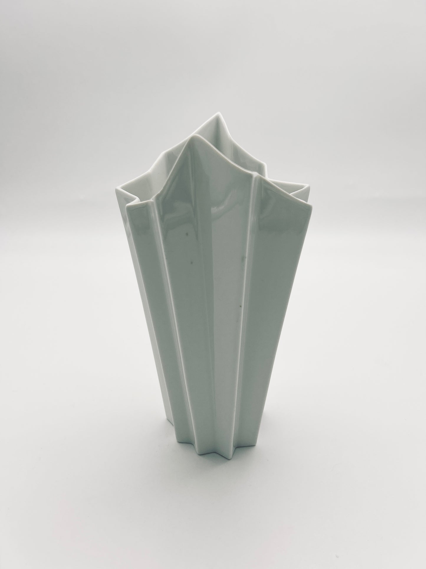 Vase blanc plissé Memphis, Hutshenreuther, 80s