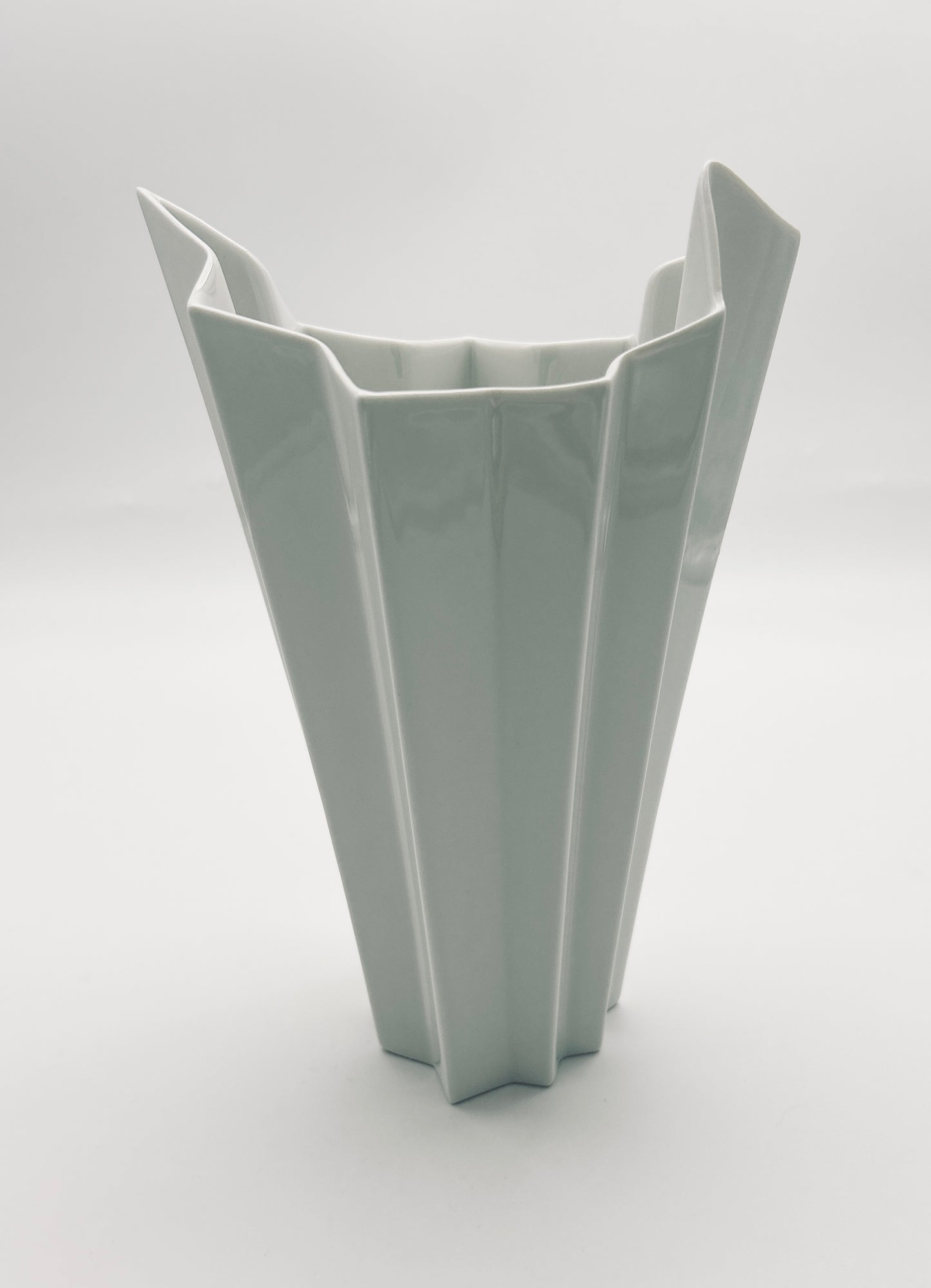 Vase blanc plissé Memphis, Hutshenreuther, 80s