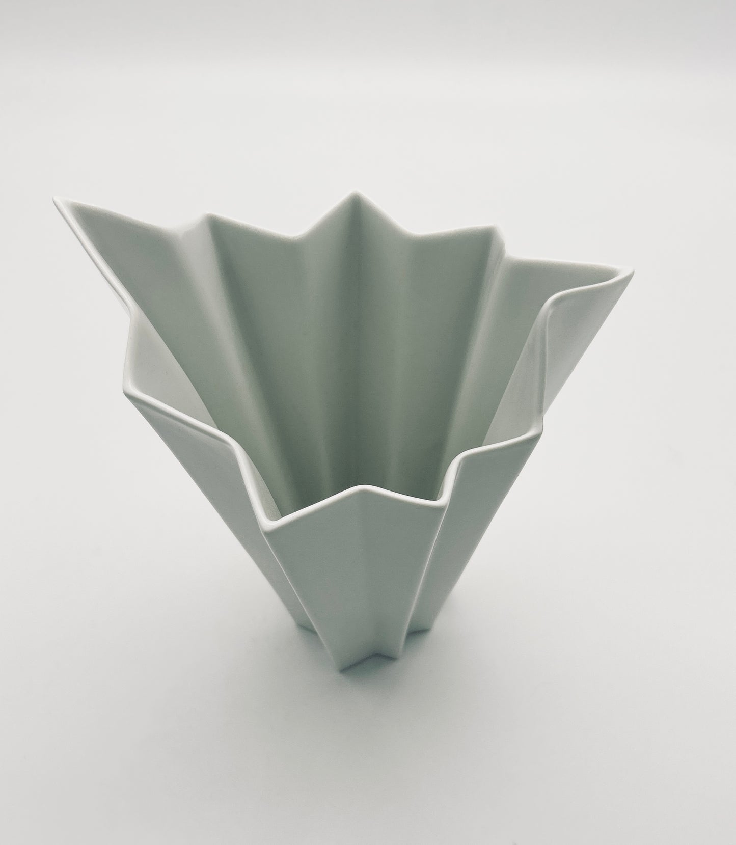Vase blanc plissé Memphis, Hutshenreuther, 80s