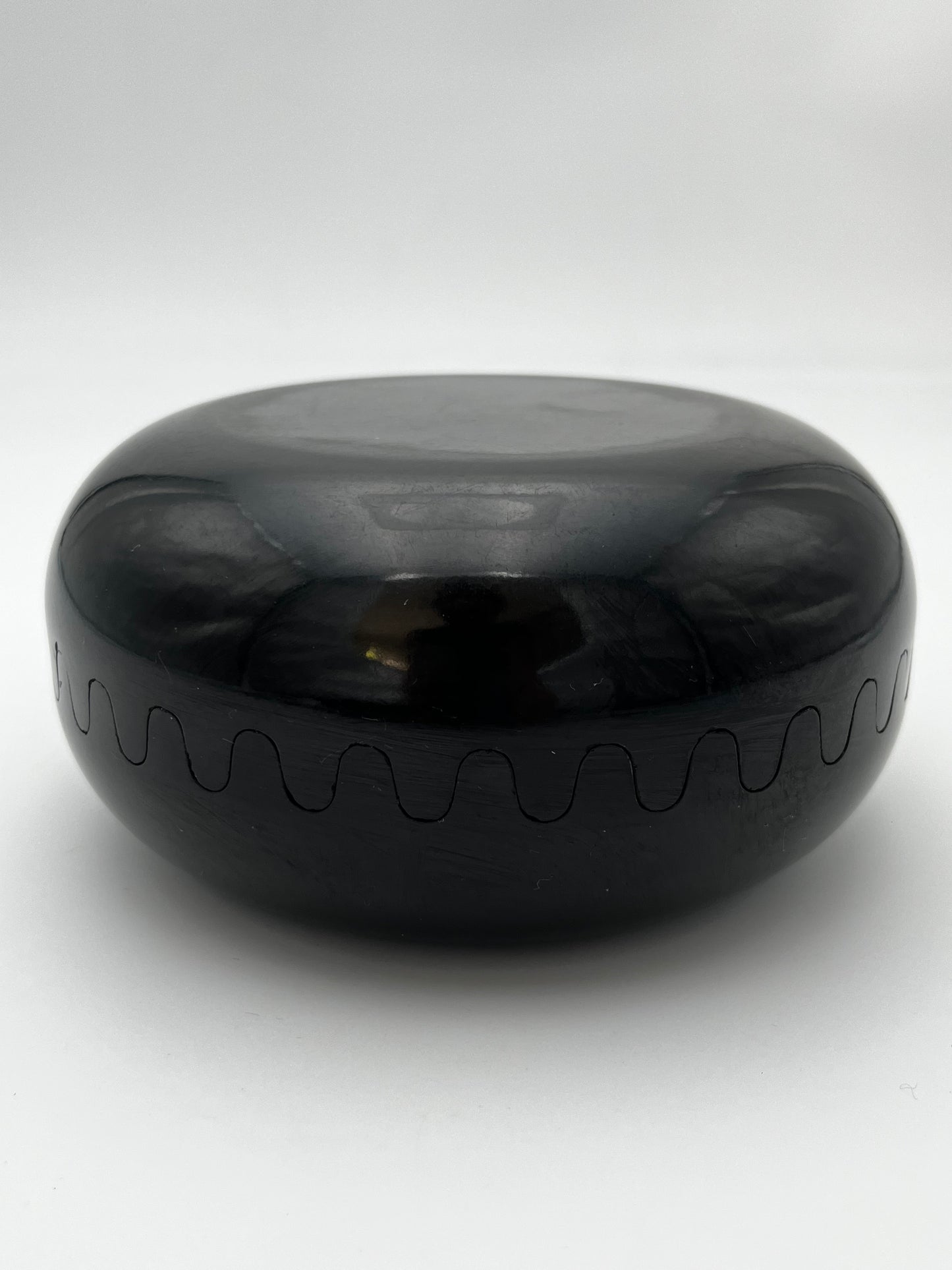 Cendrier 'Clam' mélamine noir Pentagram, Italy 70s