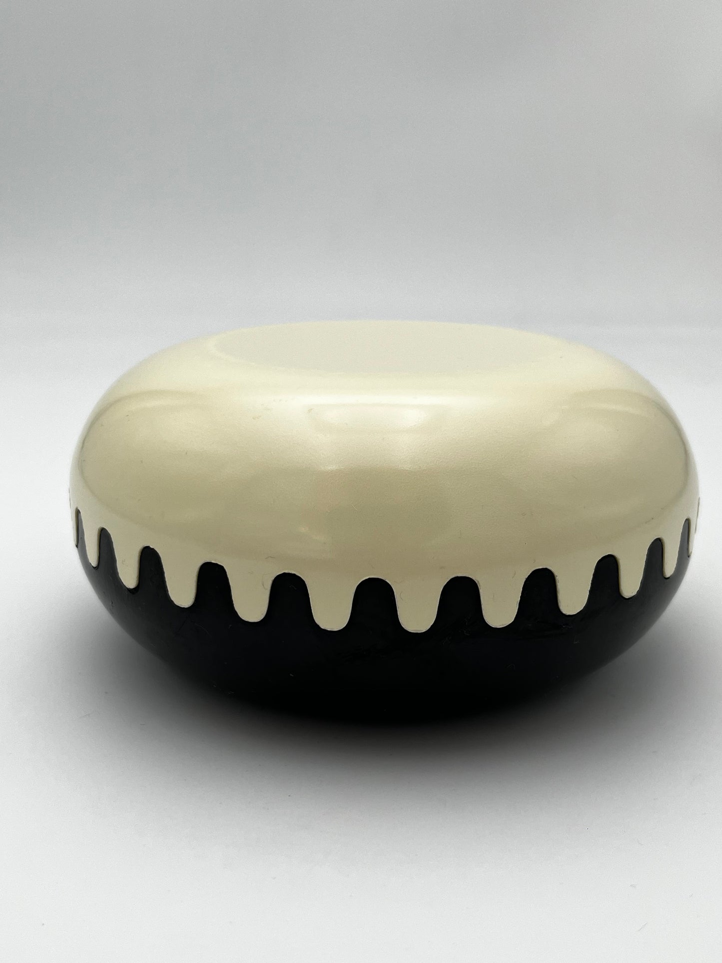 Cendrier 'Clam' mélamine bicolore Mebel, Italy 70s