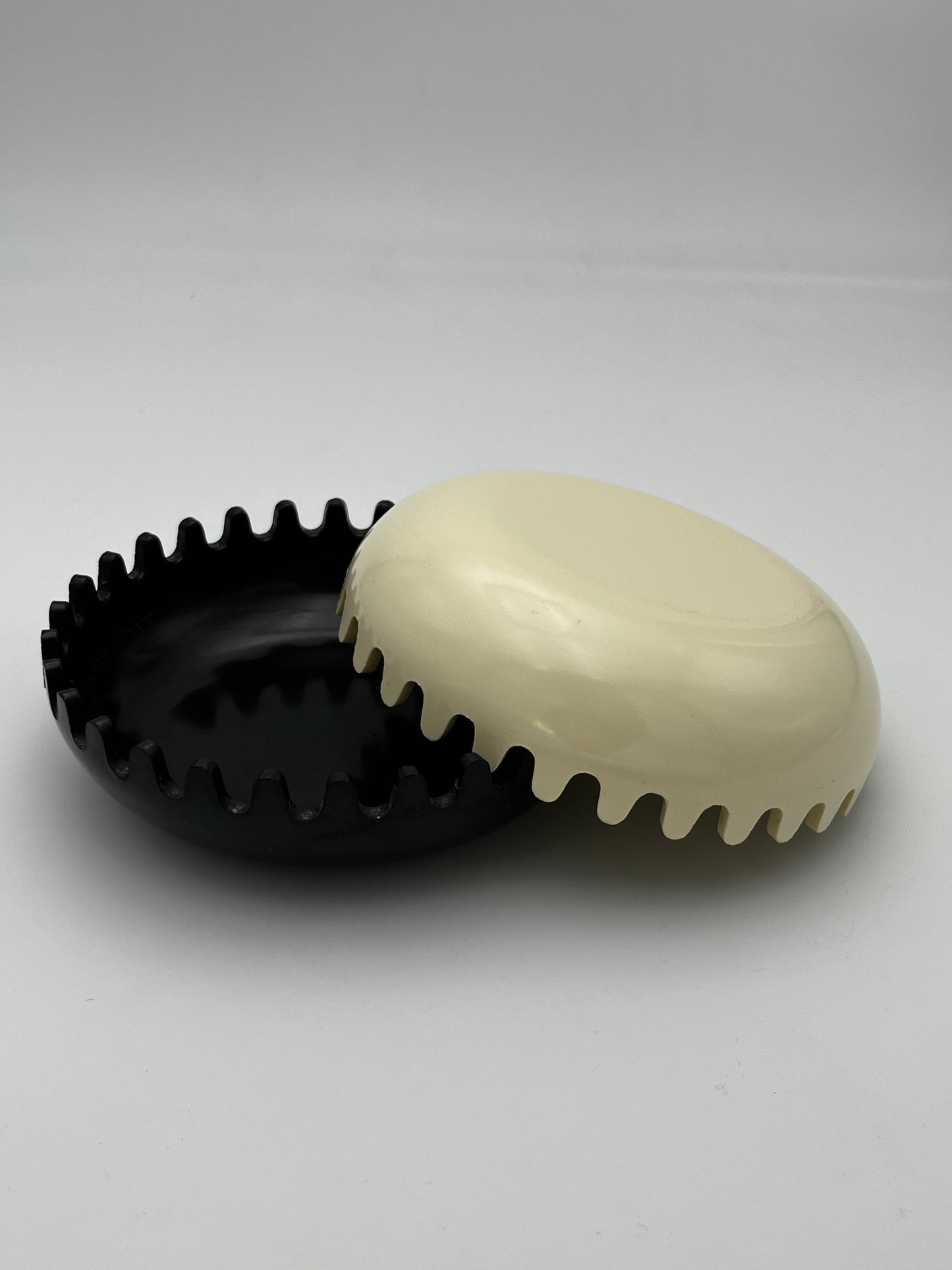 Cendrier 'Clam' mélamine bicolore Mebel, Italy 70s