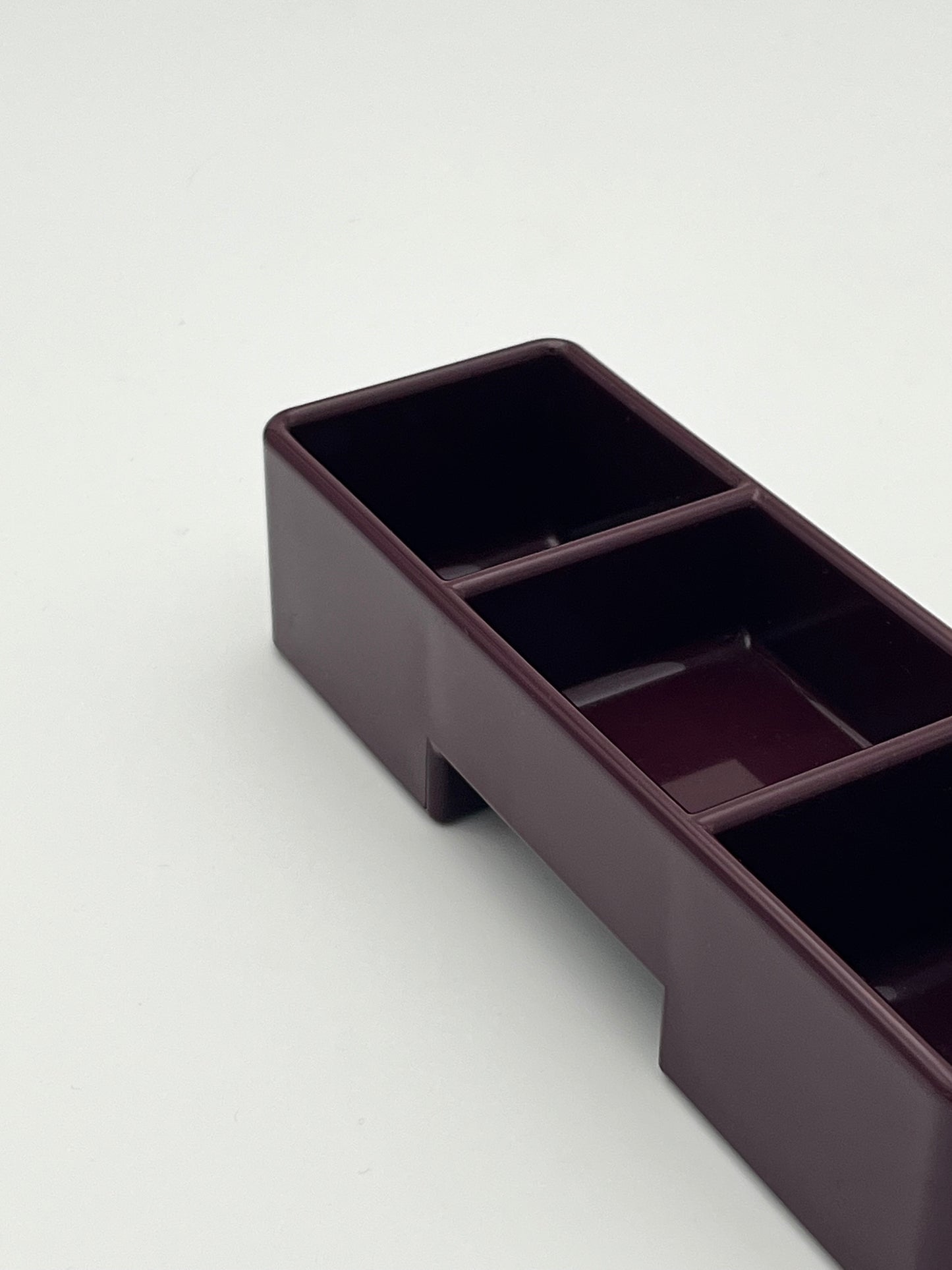 Organiseur de bureau prune, Olivetti Synthesis par Ettore Sottsass, 1971