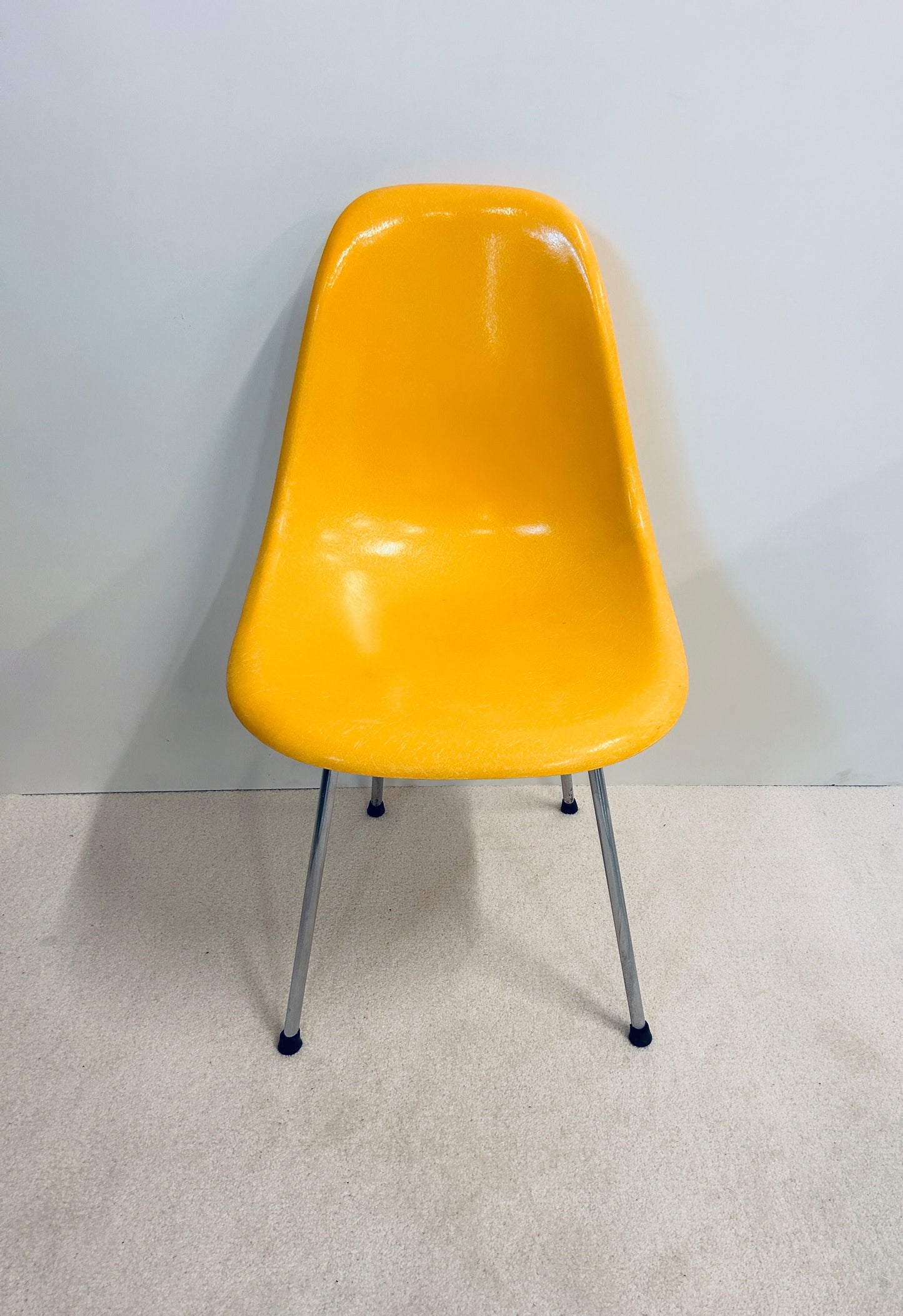 Chaise DSX jaune Charles et Ray Eames, édition Herman Miller