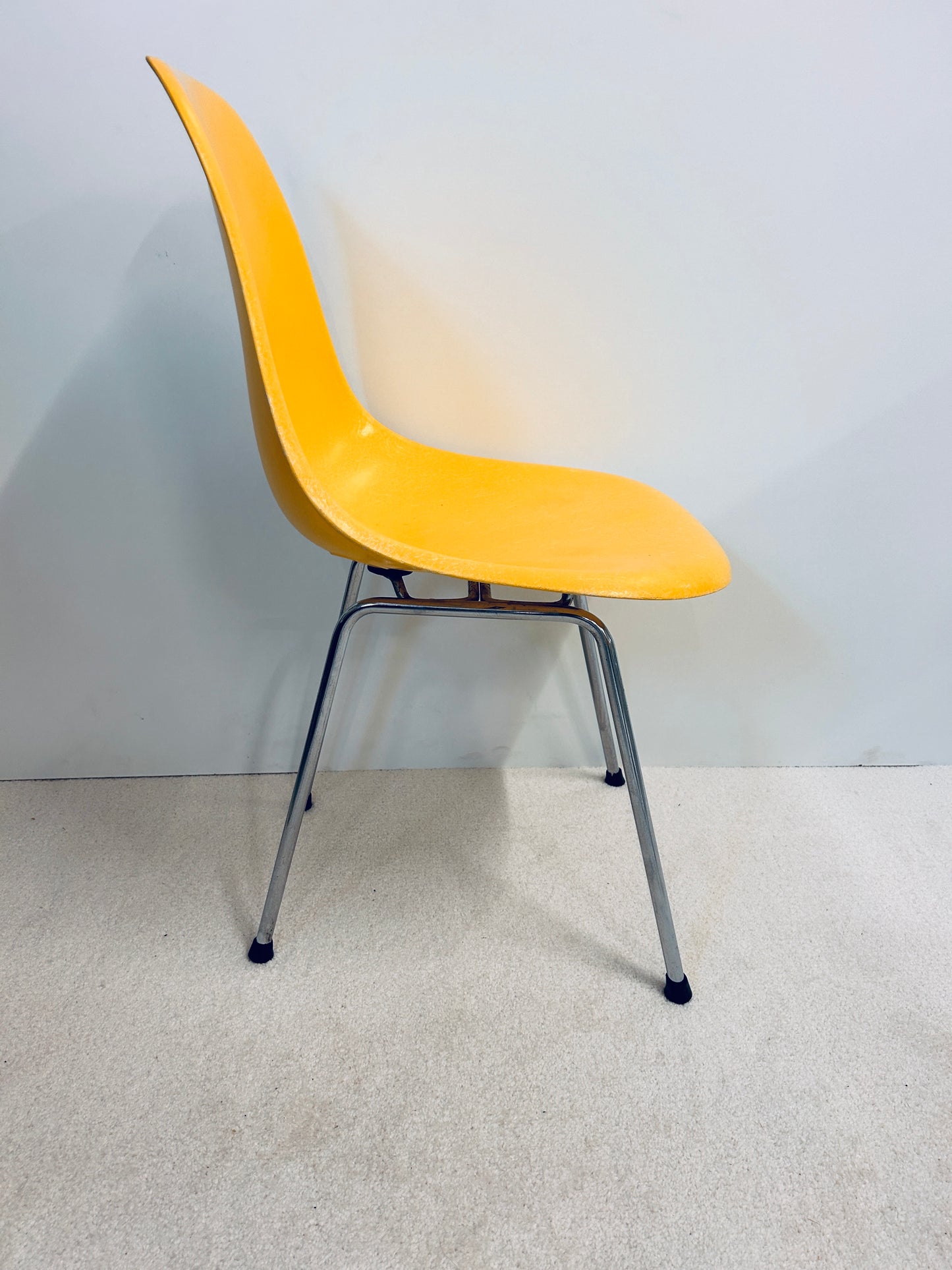 Chaise DSX jaune Charles et Ray Eames, édition Herman Miller