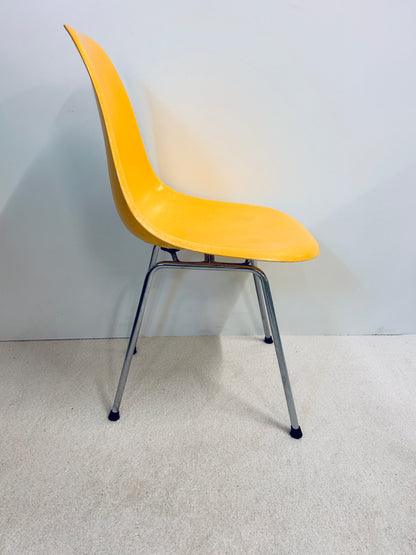Chaise DSX jaune Charles et Ray Eames, édition Herman Miller