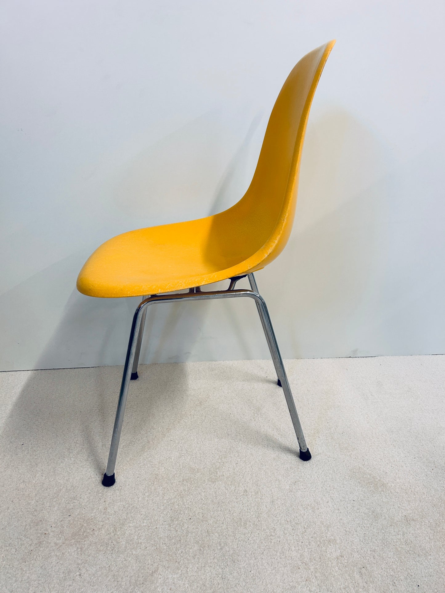 Chaise DSX jaune Charles et Ray Eames, édition Herman Miller