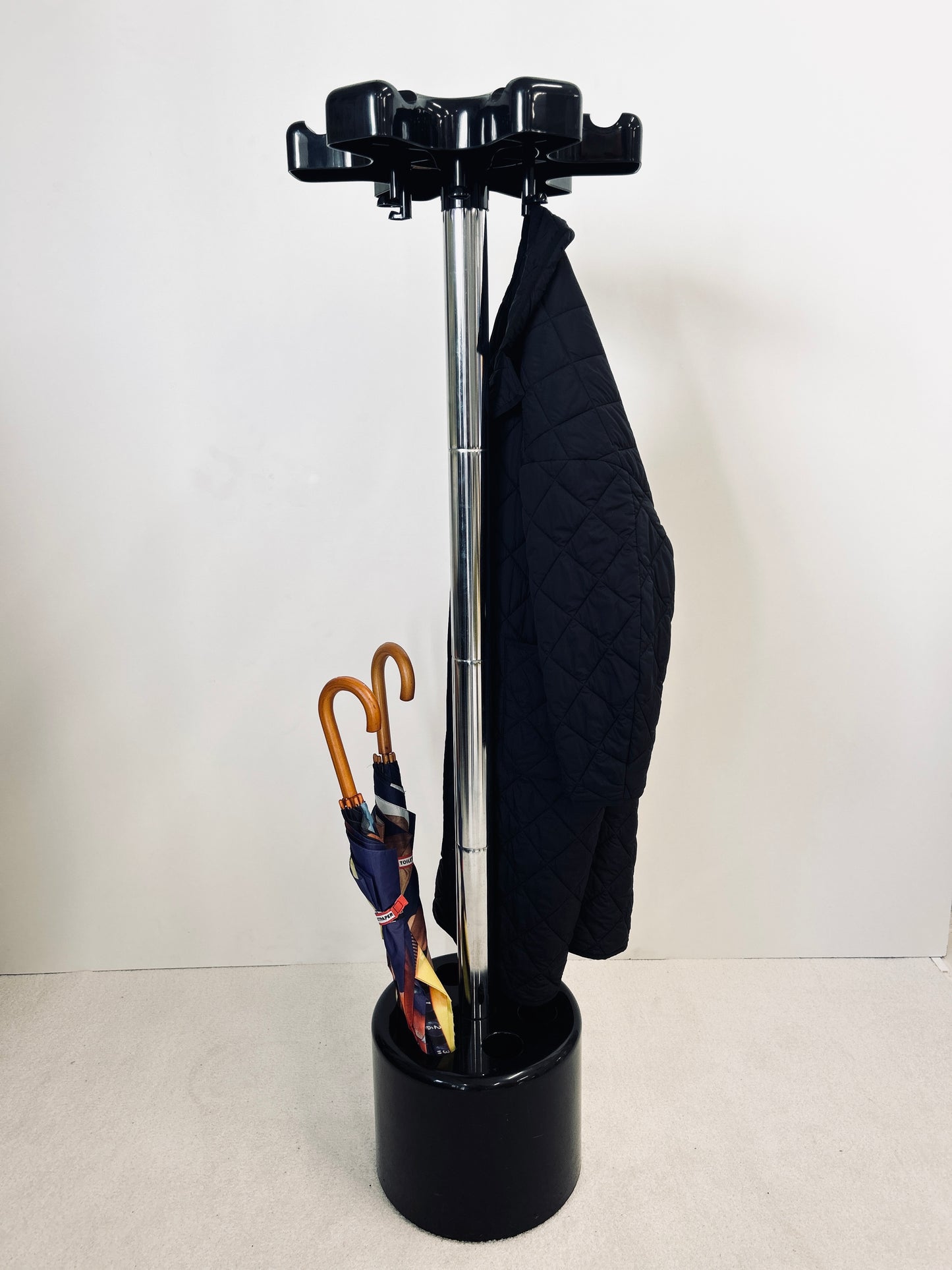 Porte-manteau-parapluie noir Lucchi & Orlandini, Velca, 70s