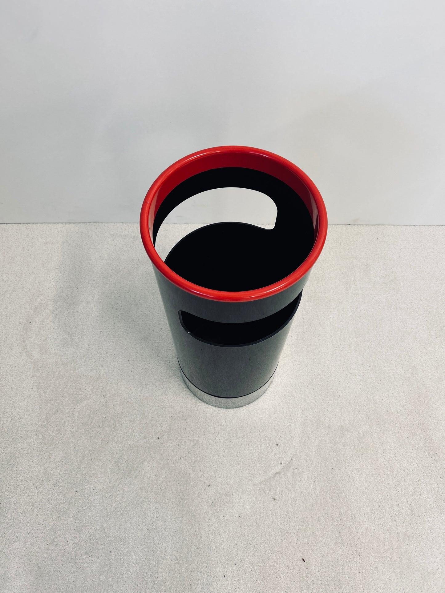 Porte-parapluies noir et rouge, Gino Colombini, Kartell, 70s