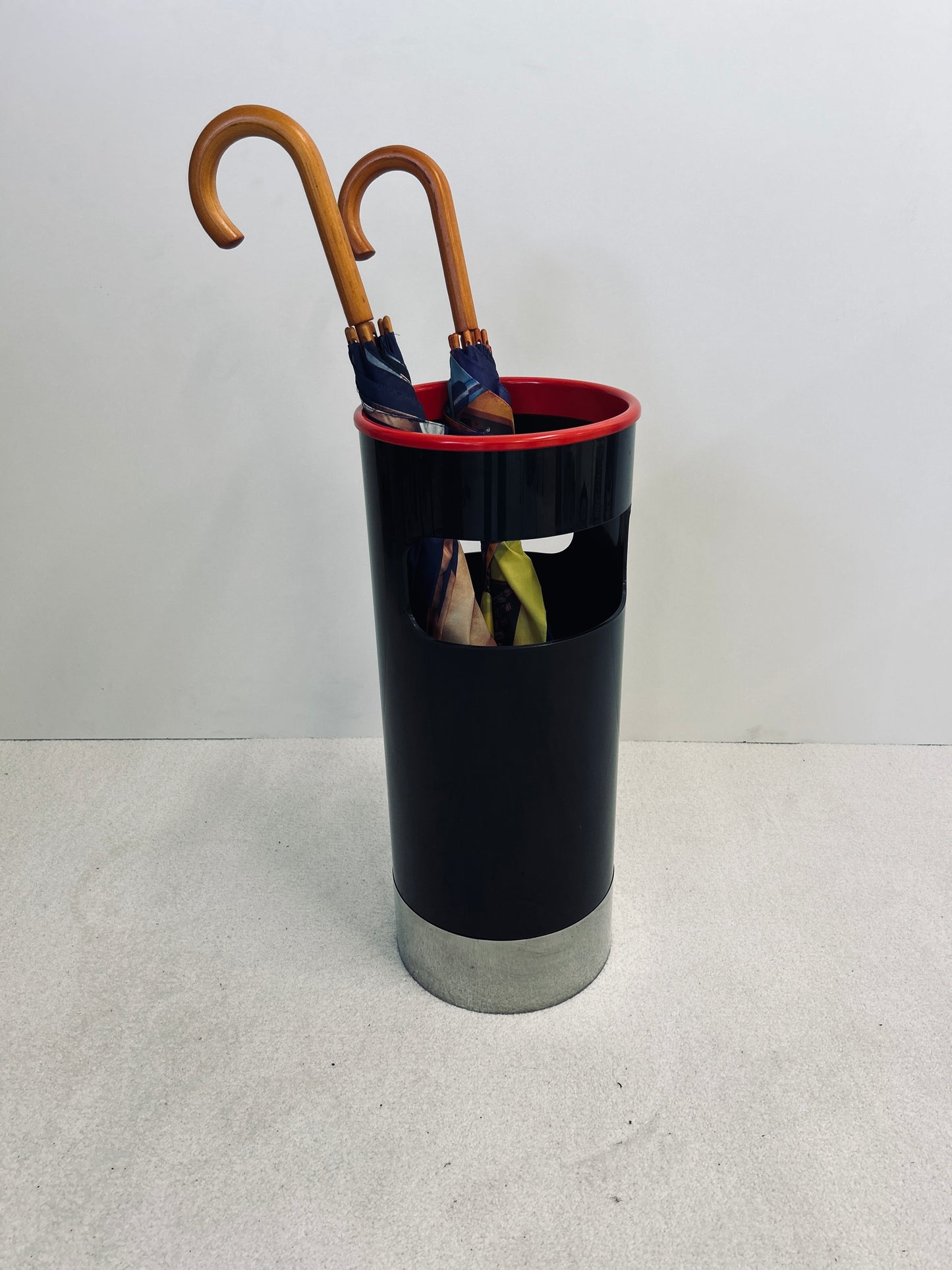 Porte-parapluies noir et rouge, Gino Colombini, Kartell, 70s