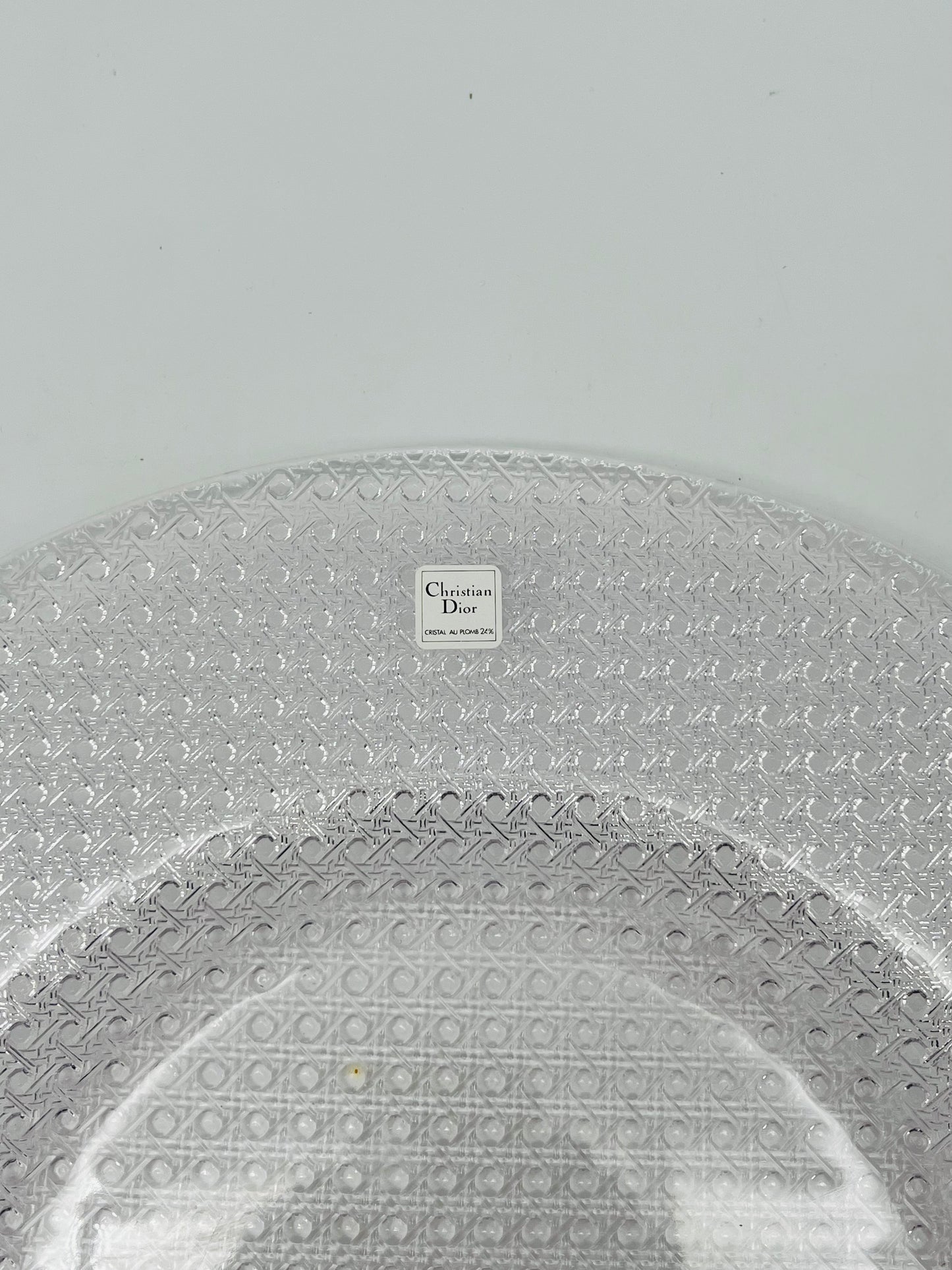 Assiette de présentation en cristal rose, Cannage, Dior, 80s