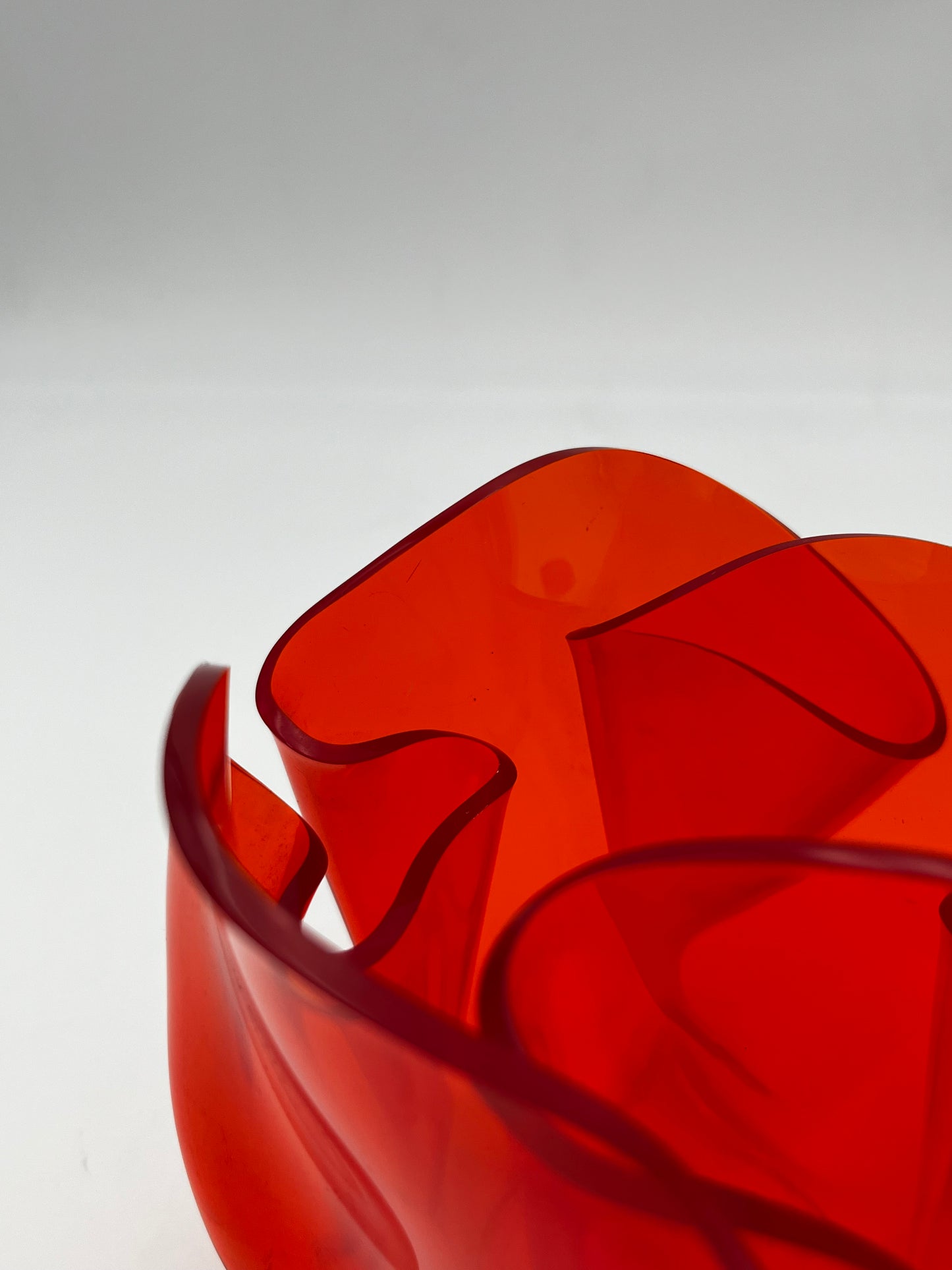 Vase mouchoir plexiglass Guzzini, Luigi Massoni, Italie, 70s