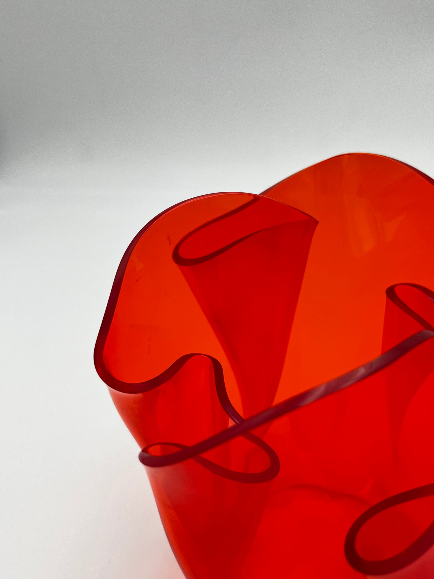 Vase mouchoir plexiglass Guzzini, Luigi Massoni, Italie, 70s
