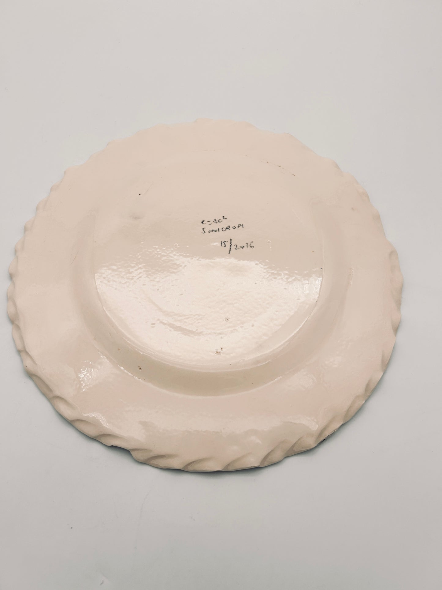 Plat de présentation, motif visage,  E=X2,  Sinicropi, 2016