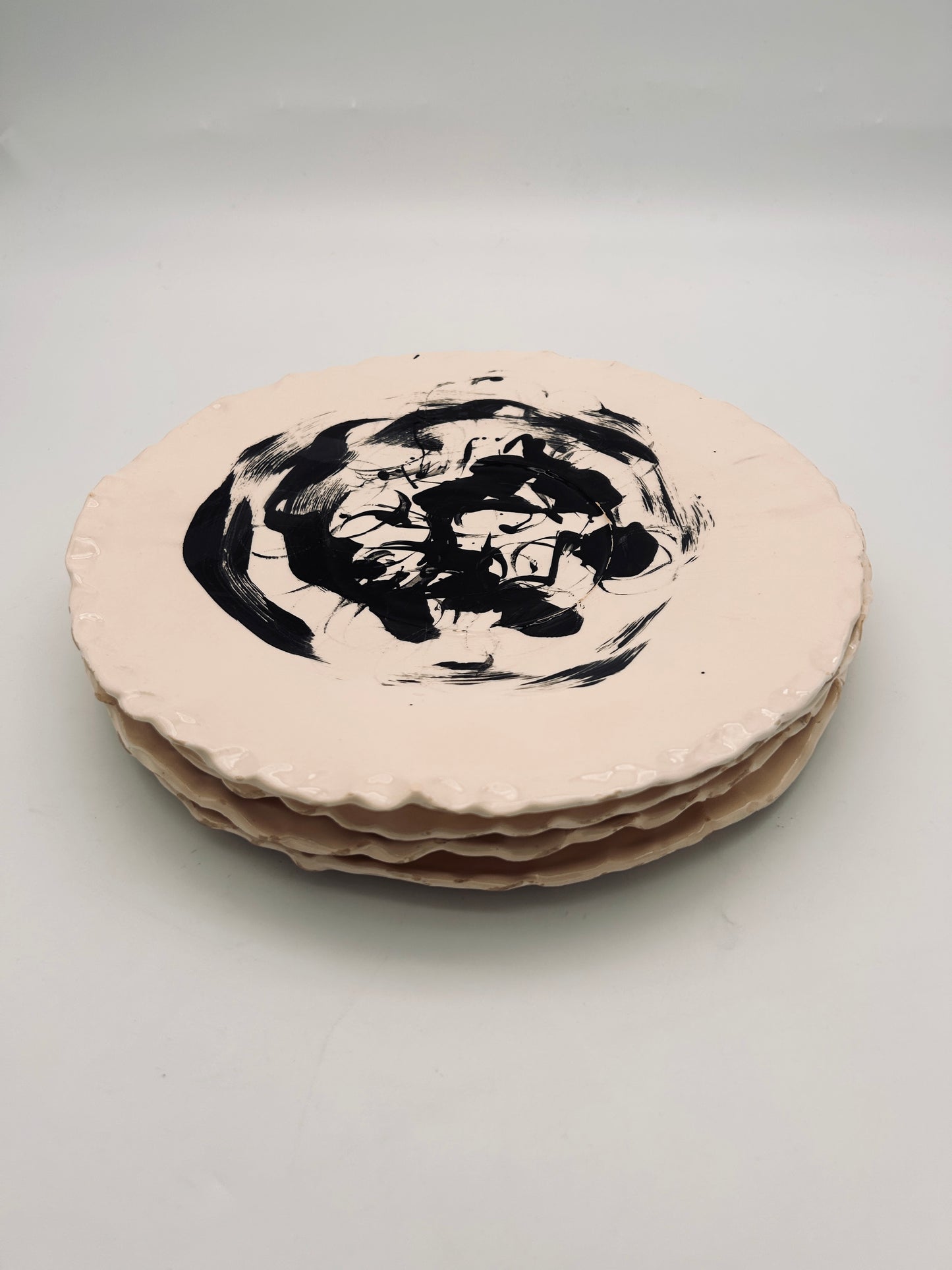 Assiettes de présentation tourbillon arty noir,  E=X2,  Sinicropi, 2016