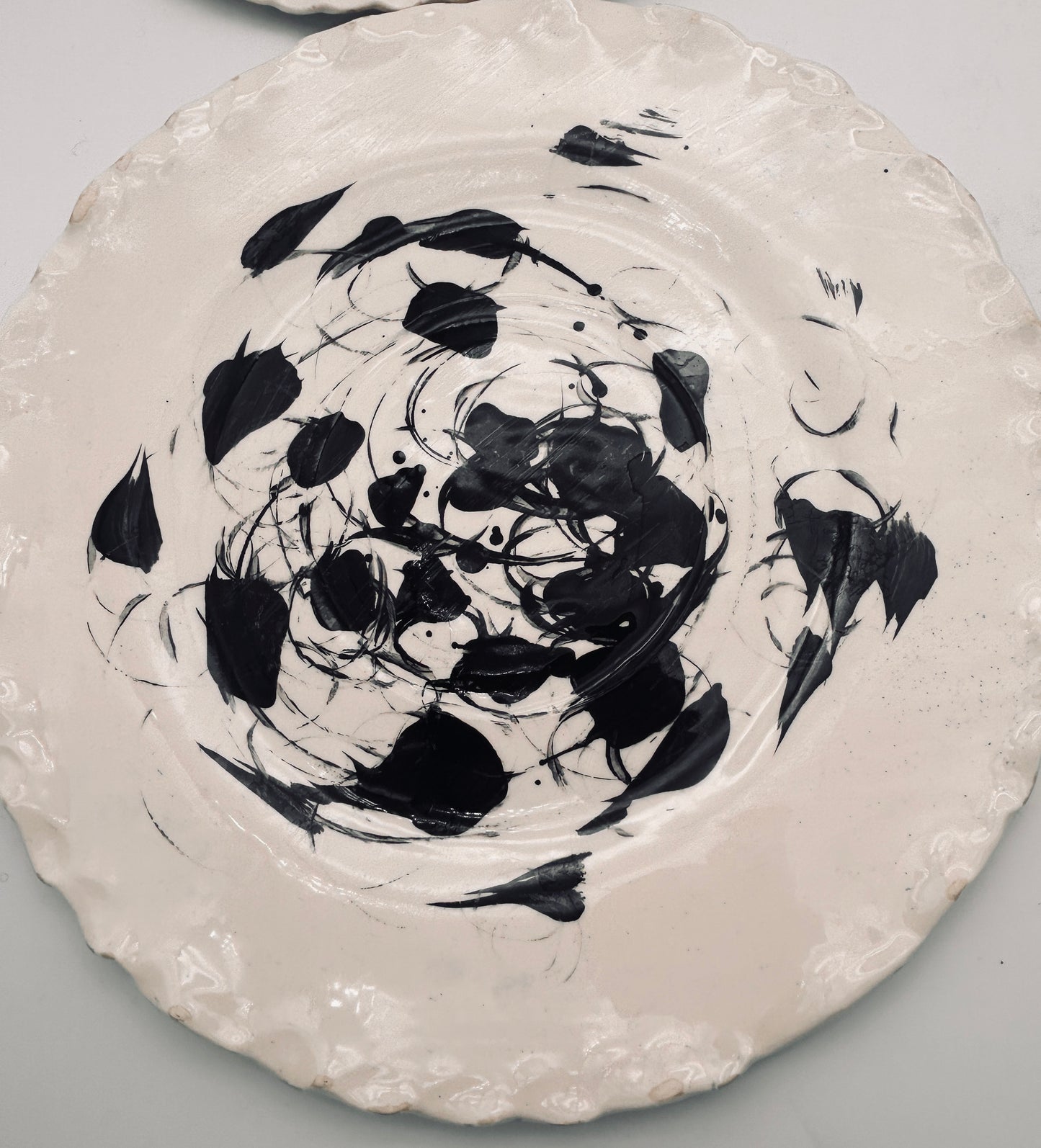 Assiettes de présentation tourbillon arty noir,  E=X2,  Sinicropi, 2016