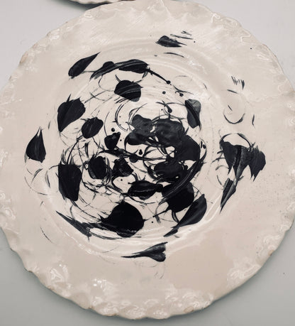 Assiettes de présentation tourbillon arty noir,  E=X2,  Sinicropi, 2016