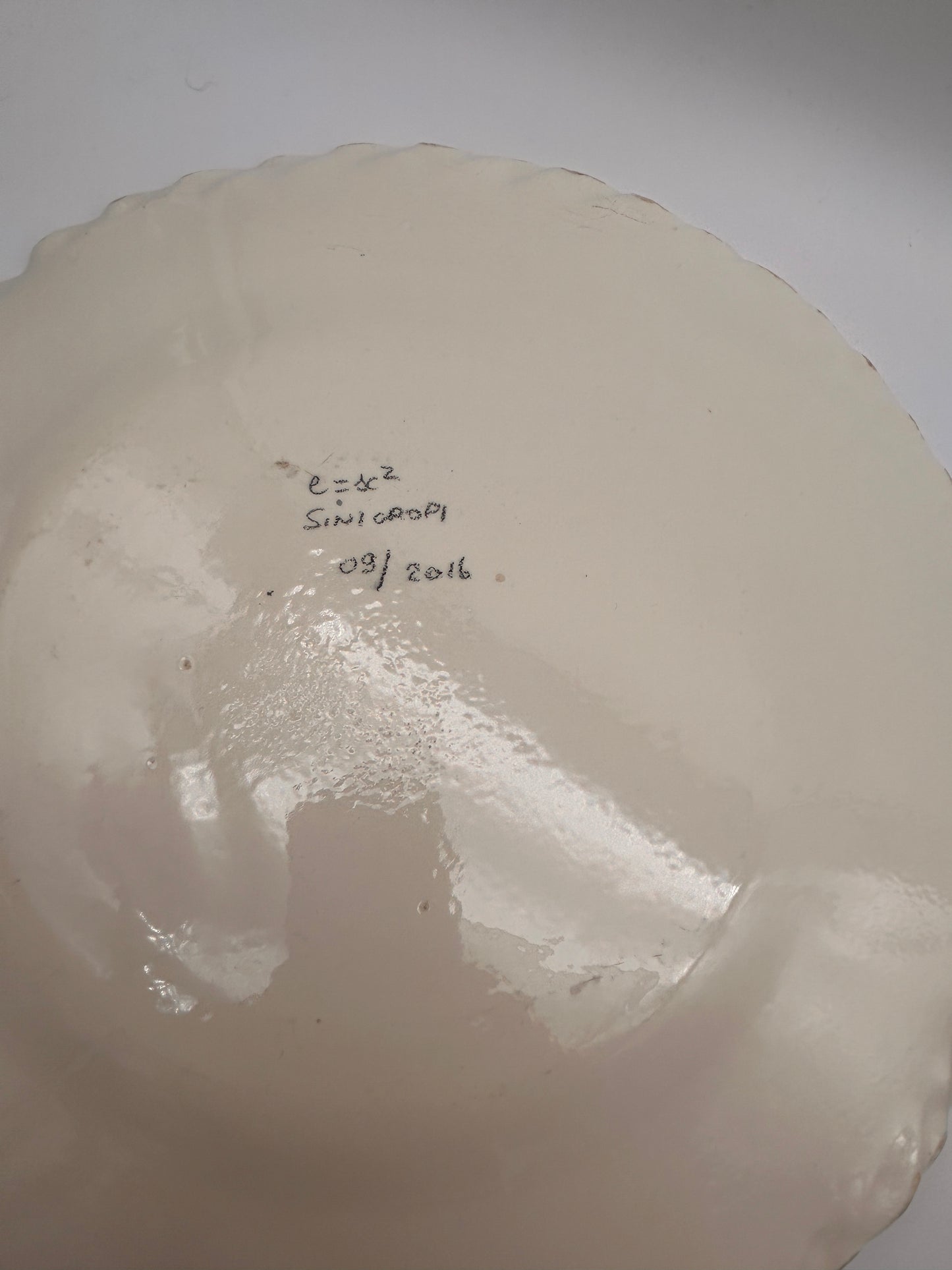 Assiettes de présentation tourbillon arty noir,  E=X2,  Sinicropi, 2016