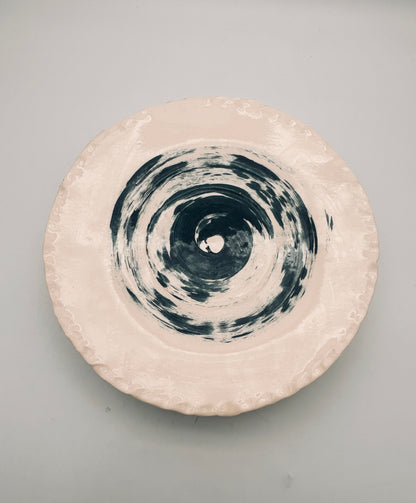 Larges assiettes à décor tourbillon, E=X2, Sinicropi, 2018