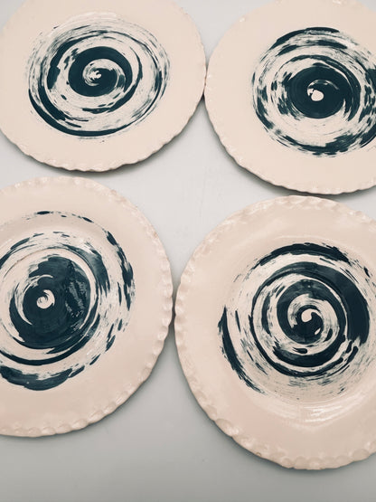 Larges assiettes à décor tourbillon, E=X2, Sinicropi, 2018