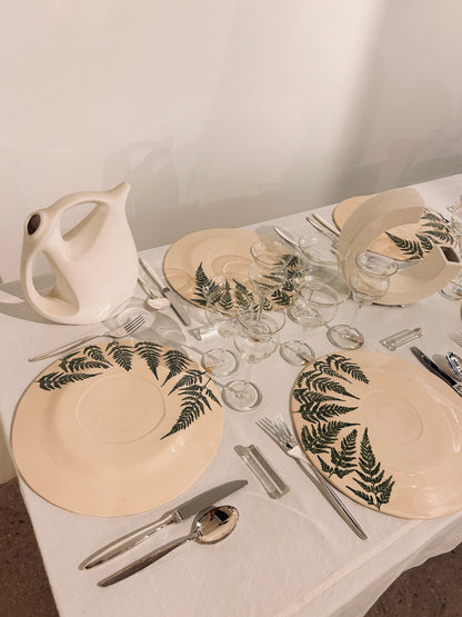 Larges assiettes renversées motif fougères, E=X2,  Sinicropi.