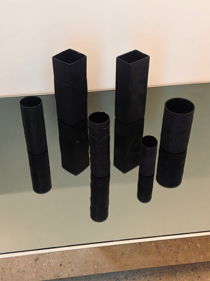 Vase noir mat cylindrique, motif totem, Cuno Fischer, Rosenthal, 70s