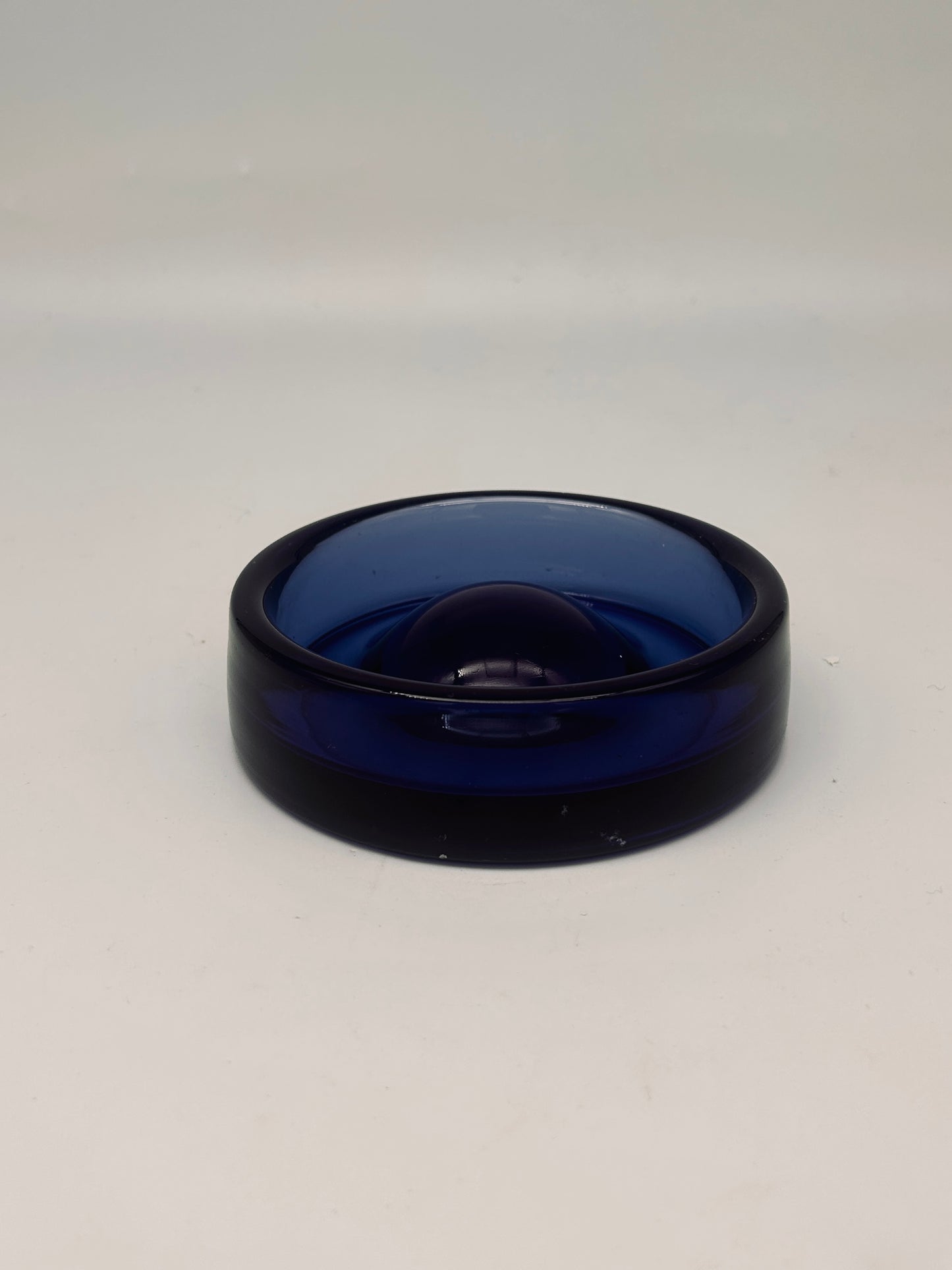 Cendrier danois en verre bleu, Per Lutken, Holmegaard, 50s