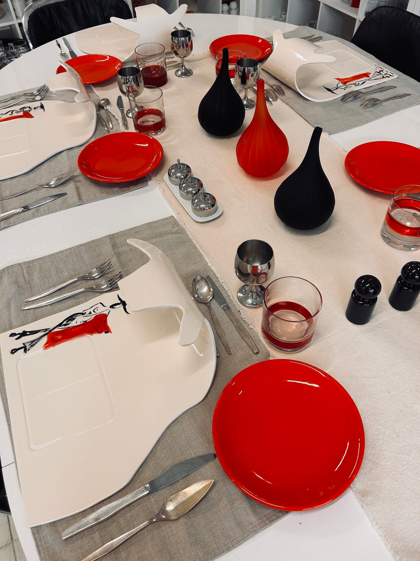 Assiettes en céramique rouges, Pagnossin, Italie, 2000s