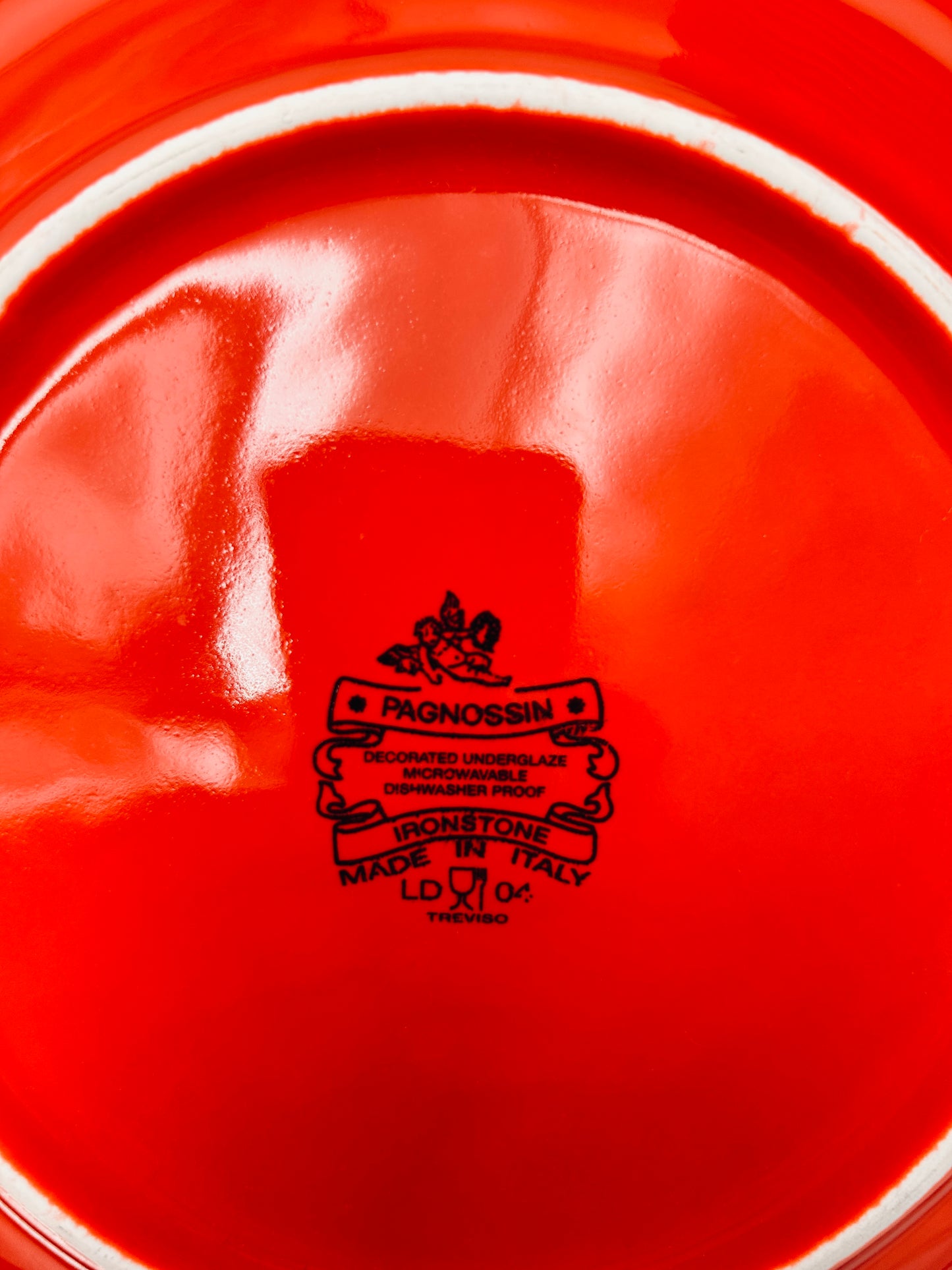 Assiettes en céramique rouges, Pagnossin, Italie, 2000s