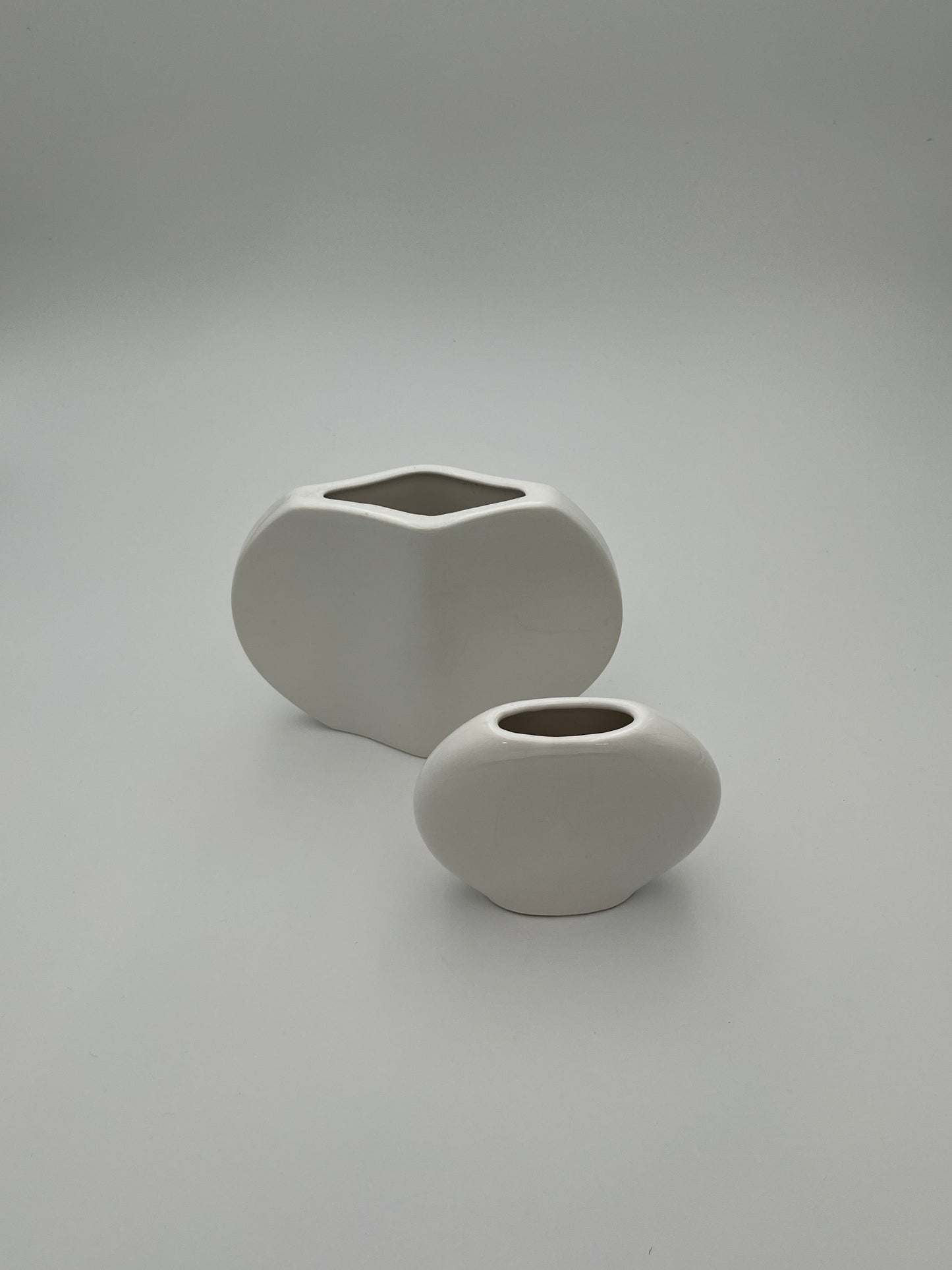 Vases vintage blancs, Dorothée van Agthoven, Flora Keramiek, 80s