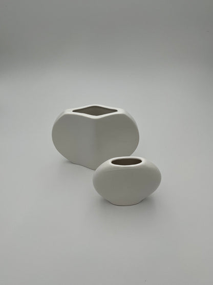 Vases vintage blancs, Dorothée van Agthoven, Flora Keramiek, 80s